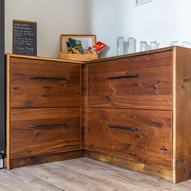 Schrank mit Schubladen
